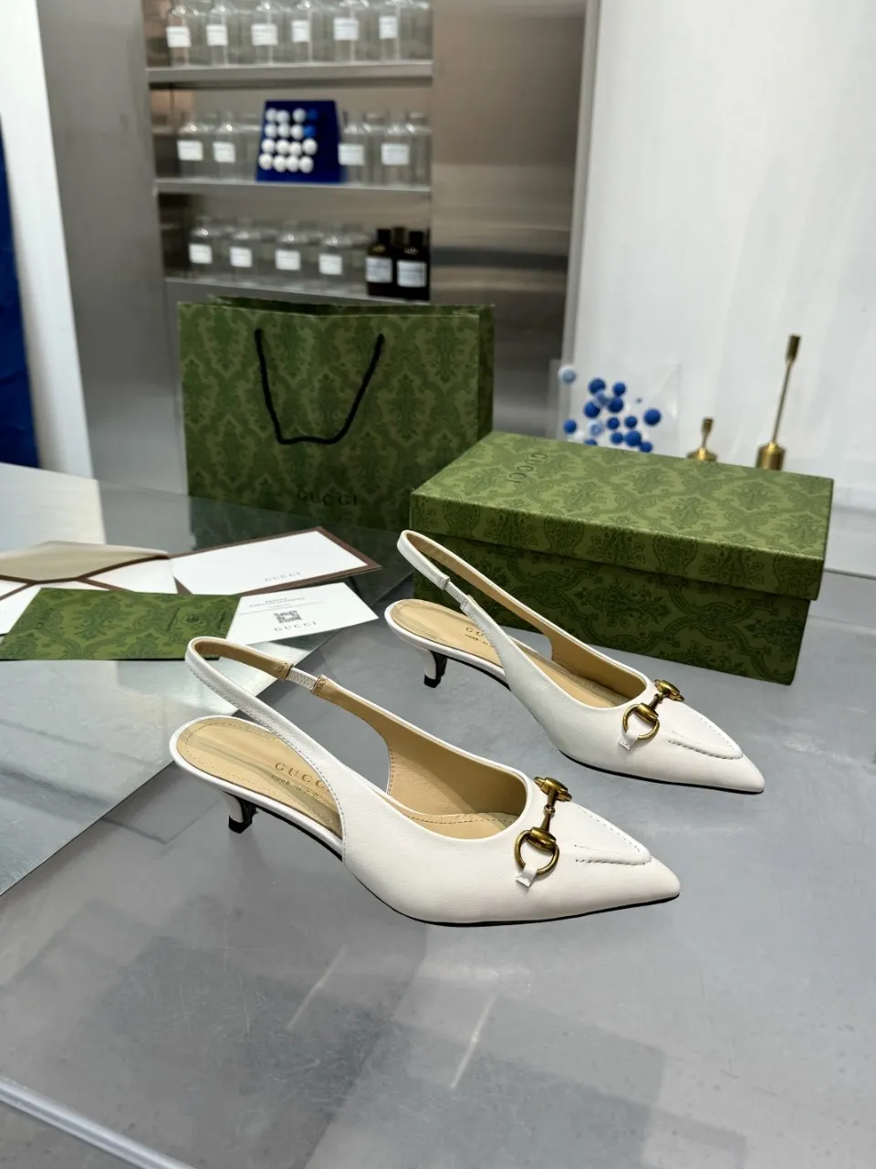 👟👟Ex-factory price 440👟👟 (genuine leather sole +40) Gucci Signoria pumps are named after the central square of Florence, recreating the classic and elegant style of the birthplace of the brand. Combining shiny patent leather with a pointed toe, these shoes are embellished with Gucci's signature chain, adding a stylish edge to your new season wardrobe. Upper: Made of first-layer imported patent cowhide/sheepskin lining. Outsole: rubber non-slip outsole/genuine leather outsole. Size: 35-42 (34/41 42 customized, non-refundable)